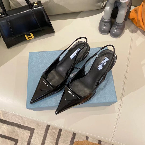 DÉCOLLETÉ CON CINTURINO E LOGO TRIANGOLARE IN PELLE DI VITELLO NERA LUCIDA