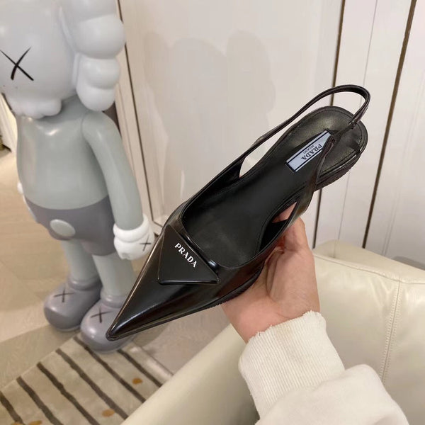 DÉCOLLETÉ CON CINTURINO E LOGO TRIANGOLARE IN PELLE DI VITELLO NERA LUCIDA