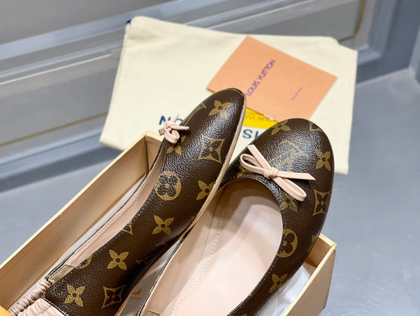 LV Joy Ballerina in pelle di vitello monogrammata beige mix marrone scuro