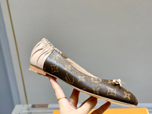 LV Joy Ballerina in pelle di vitello monogrammata beige mix marrone scuro