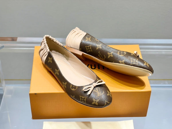 LV Joy Ballerina in pelle di vitello monogrammata beige mix marrone scuro