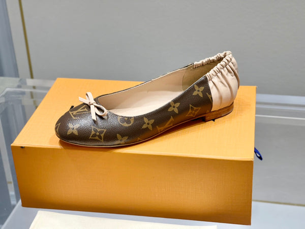 LV Joy Ballerina in pelle di vitello monogrammata beige mix marrone scuro