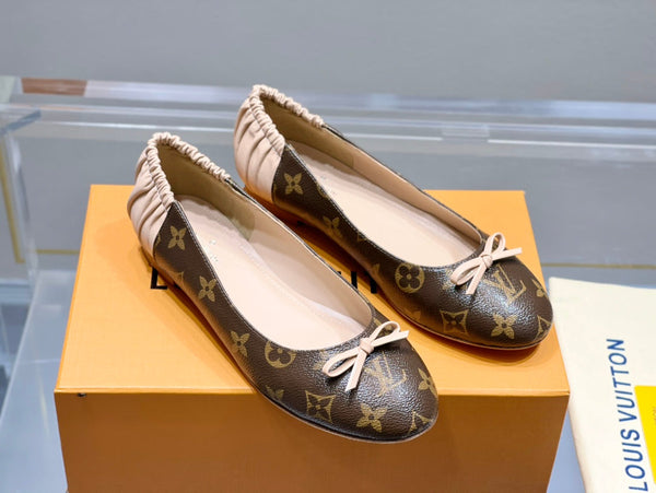 LV Joy Ballerina in pelle di vitello monogrammata beige mix marrone scuro