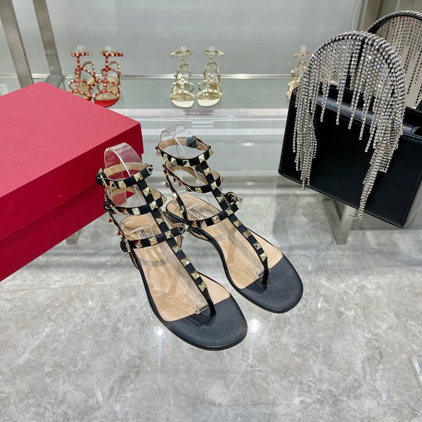 SANDALO INFRADITO ROCKSTUD CON CINTURINI IN PELLE DI VITELLO NERA