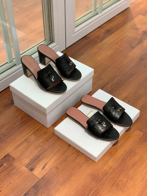 Sandali estivi con ciondoli, muli, neri, in pelle di struzzo e marrone