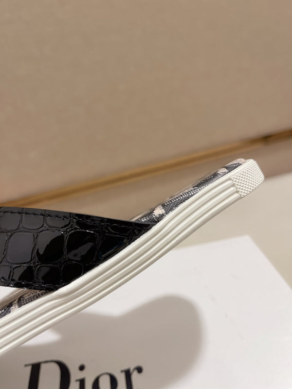 CD ALIAS THONG CROCODILE MOTIF BLACK AND BEIGE CALFSKIN