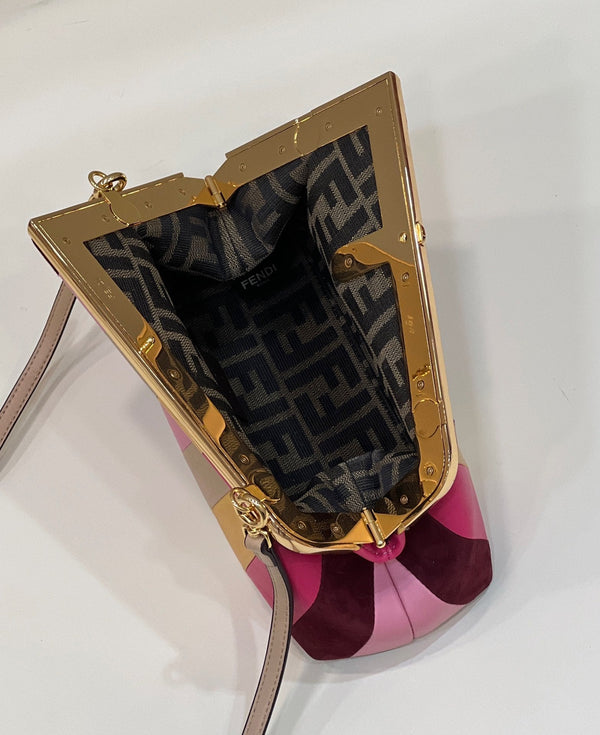 FENDI FIRST SMALL 26 EN DAIM COLORÉ ET CUIR DE VEAU AVEC ACCESSOIRES EN MÉTAL DORÉ