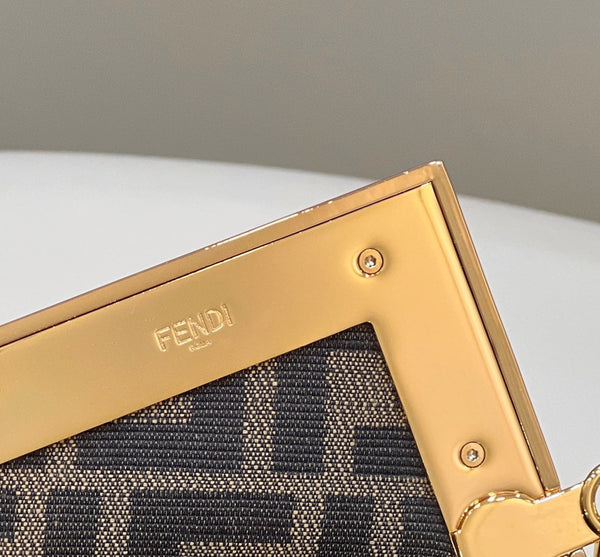 FENDI FIRST SMALL 26 EN DAIM COLORÉ ET CUIR DE VEAU AVEC ACCESSOIRES EN MÉTAL DORÉ