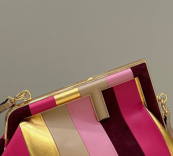 FENDI FIRST SMALL 26 EN DAIM COLORÉ ET CUIR DE VEAU AVEC ACCESSOIRES EN MÉTAL DORÉ