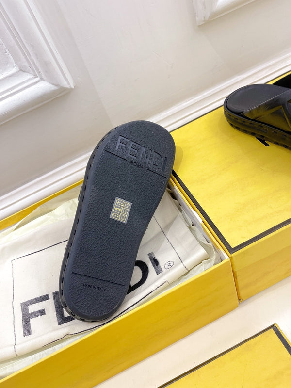 FENDI CROSSOVER SLIPPER IN BLACK CALFSKIN