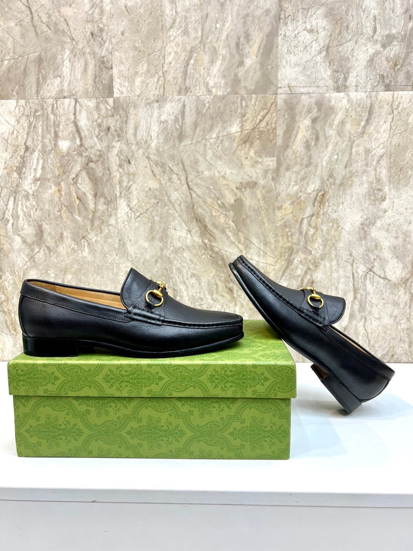 Mocassino con morsetto da uomo GG in pelle di vacchetta nera 522560