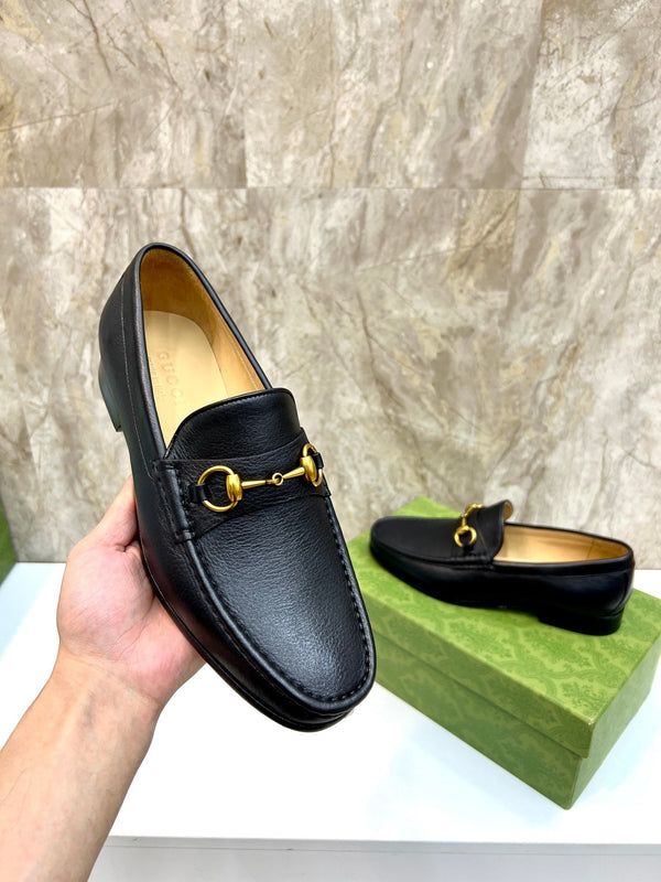 Mocassino con morsetto da uomo GG in pelle di vacchetta nera 522560