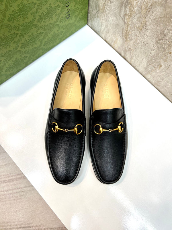 Mocassino con morsetto da uomo GG in pelle di vacchetta nera 522560