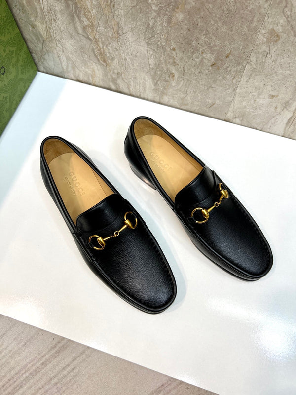 Mocassino con morsetto da uomo GG in pelle di vacchetta nera 522560