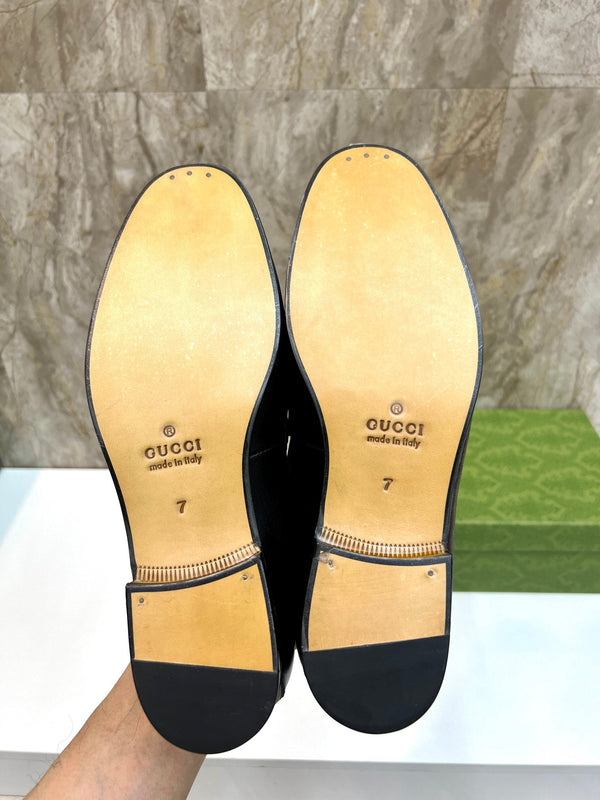 Mocassino con morsetto da uomo GG in pelle di vacchetta nera 522560