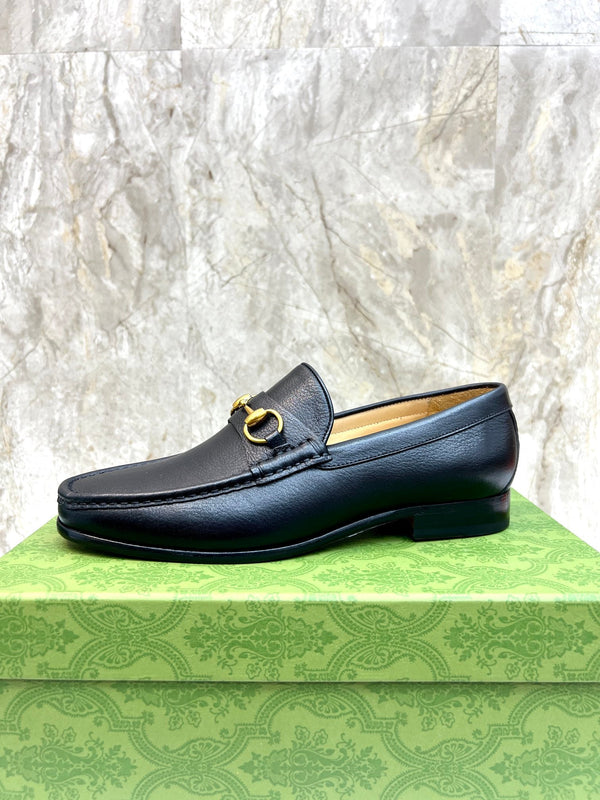 Mocassino con morsetto da uomo GG in pelle di vacchetta nera 522560