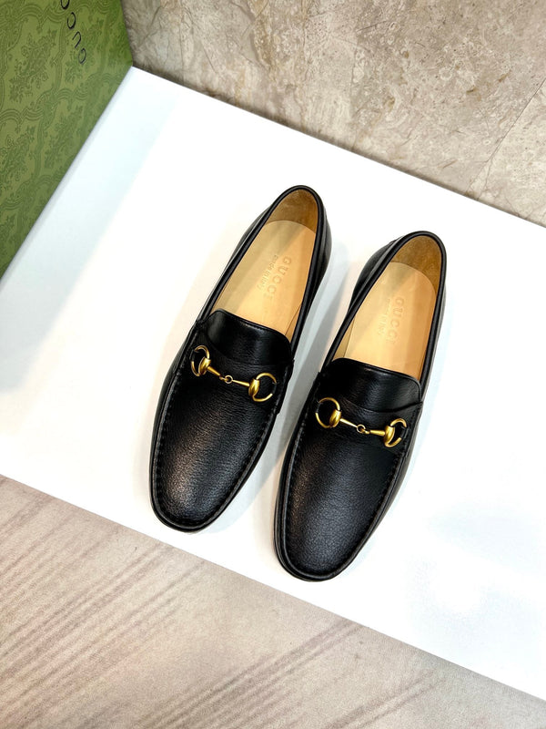 Mocassino con morsetto da uomo GG in pelle di vacchetta nera 522560