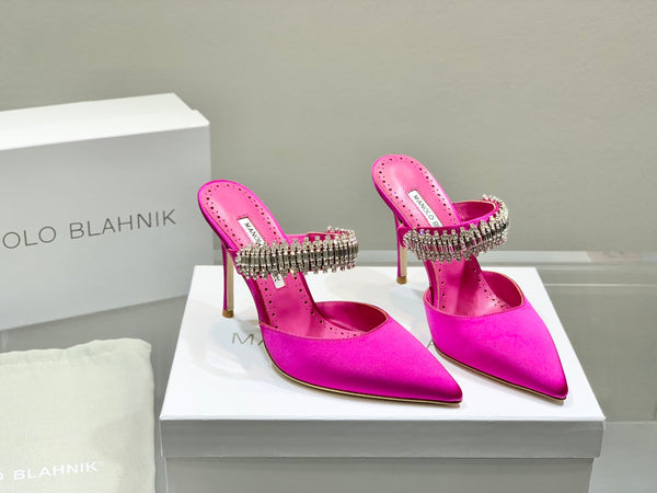 Manolo Mules Diamond Buckle in raso di seta rosa scuro 327475