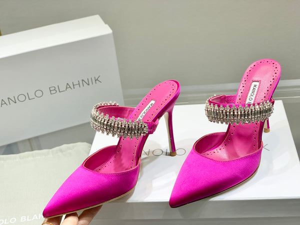 Manolo Mules Diamond Buckle in raso di seta rosa scuro 327475