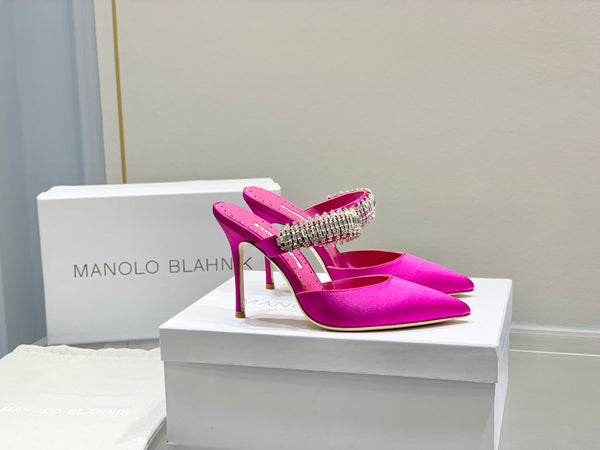 Manolo Mules Diamond Buckle in raso di seta rosa scuro 327475