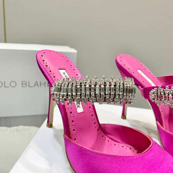 Manolo Mules Diamond Buckle in raso di seta rosa scuro 327475