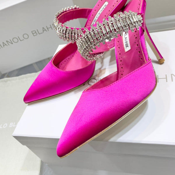 Manolo Mules Diamond Buckle in raso di seta rosa scuro 327475