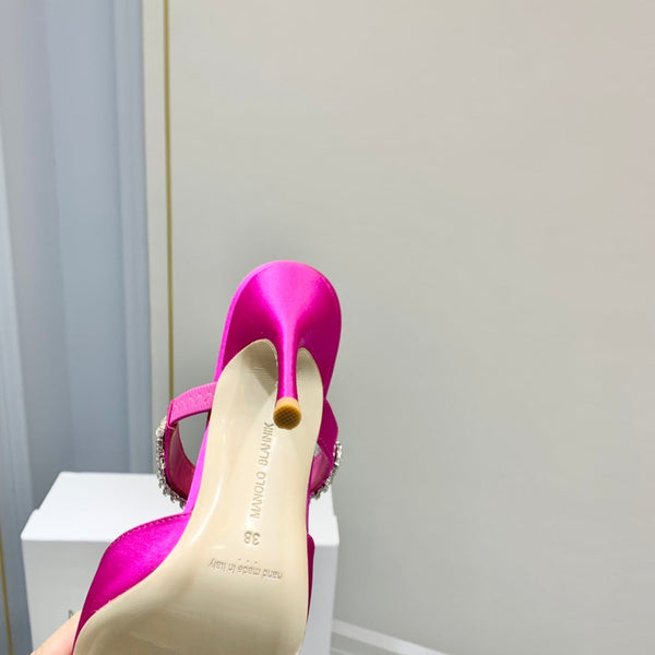 Manolo Mules Diamond Buckle in raso di seta rosa scuro 327475