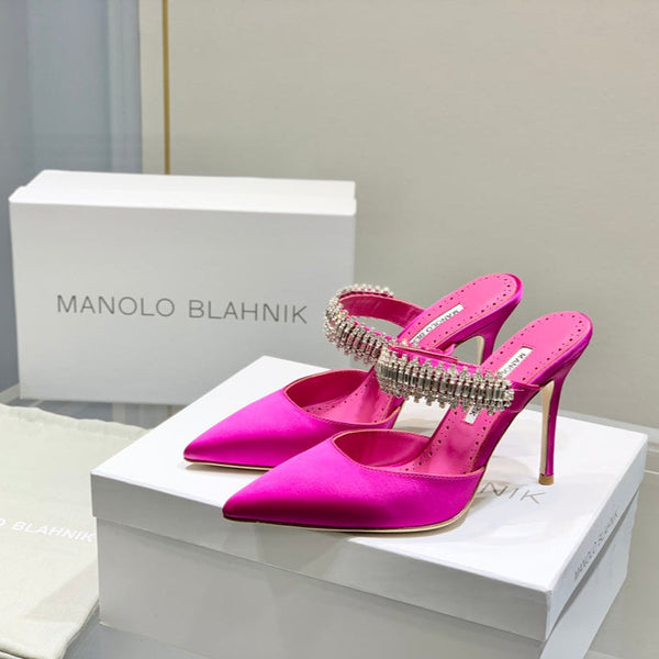 Manolo Mules Diamond Buckle in raso di seta rosa scuro 327475