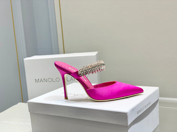 Manolo Mules Diamond Buckle in raso di seta rosa scuro 327475