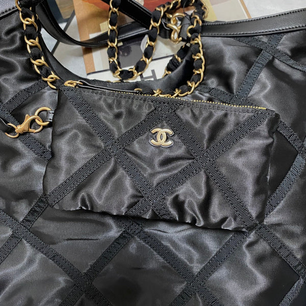 TOTE BAG 42 IN BLACK NYLON GOLD HARDWARE