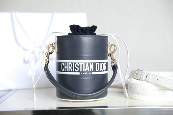 VIBE 18 BUCKET BAG IN BLACK CALFSKIN