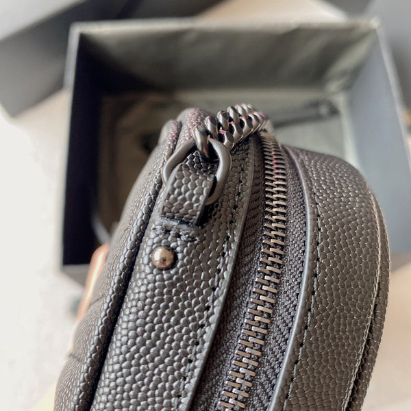 SAC CAMÉRA LOU MINI 19 EN CUIR DE VEAU GRAIN CAVIAR NOIR MÉTALLERIE NOIRE
