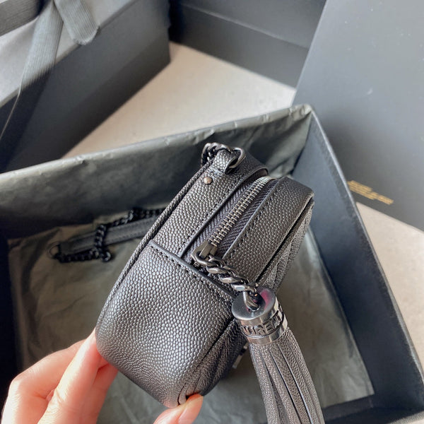 SAC CAMÉRA LOU MINI 19 EN CUIR DE VEAU GRAIN CAVIAR NOIR MÉTALLERIE NOIRE