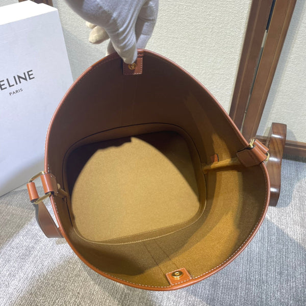 BUCKET 33 IN WHITE TRIOMPHE CANVAS AND BRONZE BROWN CALFSKIN TRIM