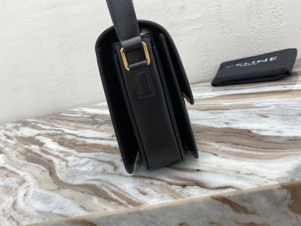 CLASSIQUE TRIOMPHE 22 BLACK CALFSKIN GOLD HARDWARE