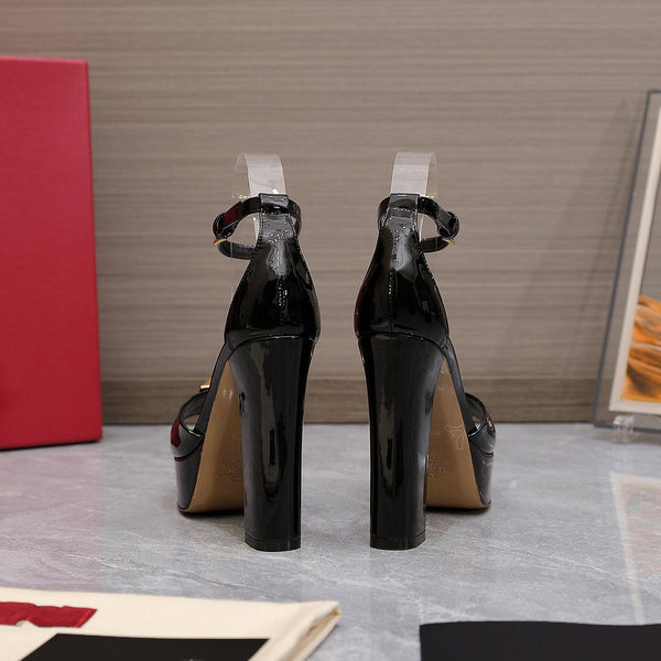 Décolleté con punta aperta e borchia in pelle verniciata oro nera 130 mm