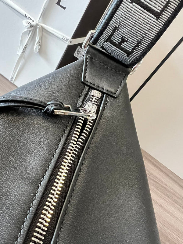 Borsa a tracolla unisex Cubi Shoulder Crossbody con cerniera e tote bag Loew in pelle di vitello liscia nera