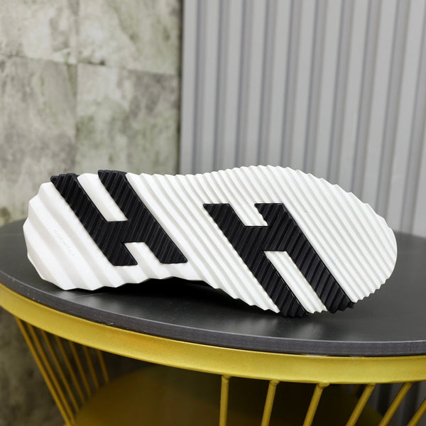 HM BOUNCING SNEAKER BLACK AND CLOUD BREATHABLE FABRIC