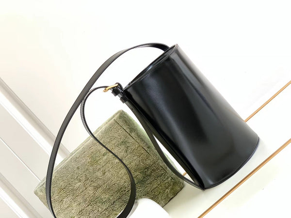BUCKET TRIOMPHE 25 BLACK CALFSKIN BAG