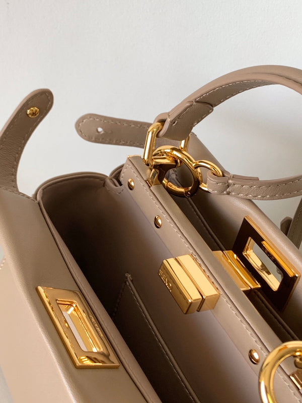 Borsa Peekaboo Mini da 23 cm in pelle di agnello marrone chiaro con finiture dorate