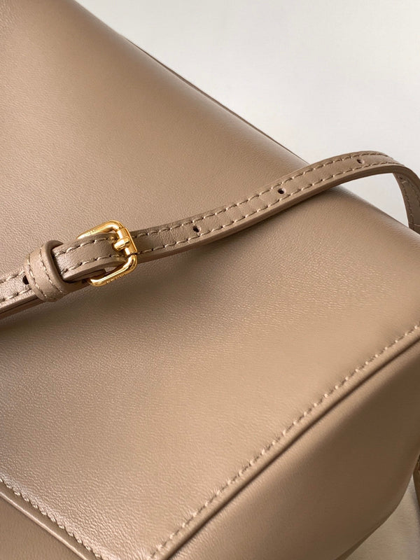Borsa Peekaboo Mini da 23 cm in pelle di agnello marrone chiaro con finiture dorate
