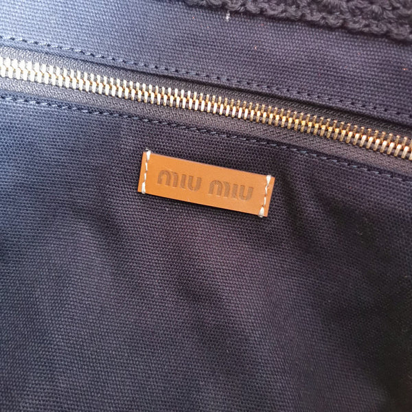 TOTE BAG 40 IN STRIPED PATTERN OF BLACK RED AND CREAM WHITE WOVEN RAFFIA