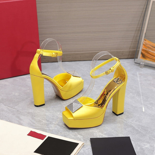 Décolleté con punta aperta e un diamante in vernice gialla, 130 mm