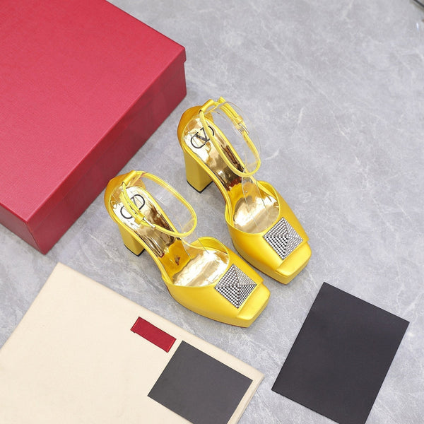 Décolleté con punta aperta e un diamante in vernice gialla, 130 mm