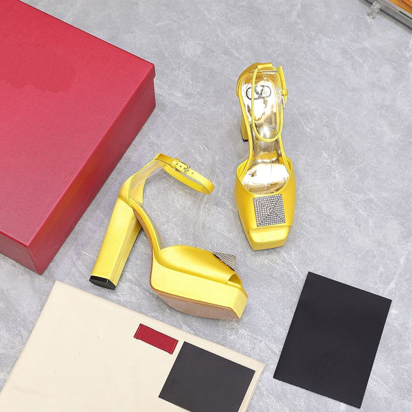 Décolleté con punta aperta e un diamante in vernice gialla, 130 mm