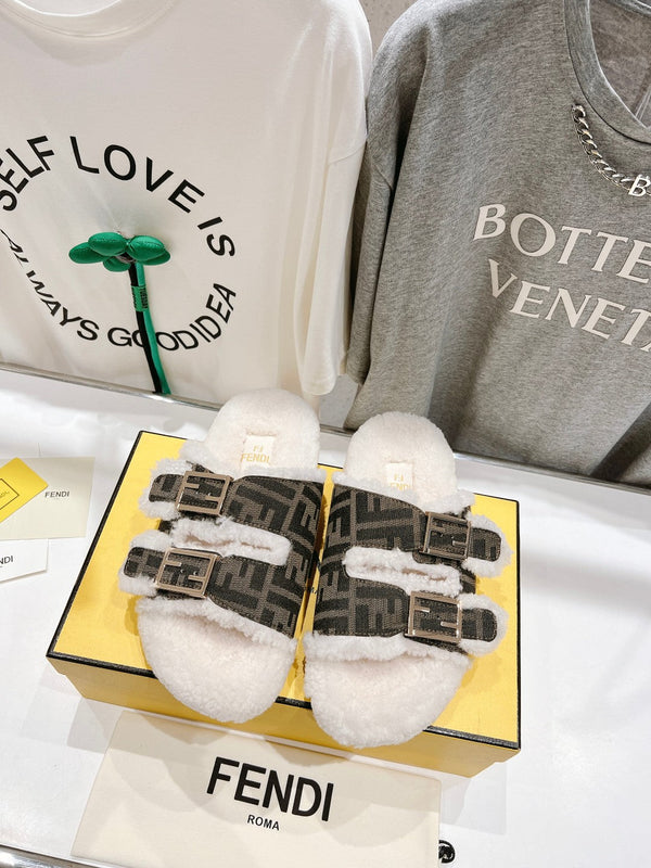 FENDI DAD SANDAL MULE IN BROWN MONOGRAM FF CANVAS WITH WHITE FLEECE