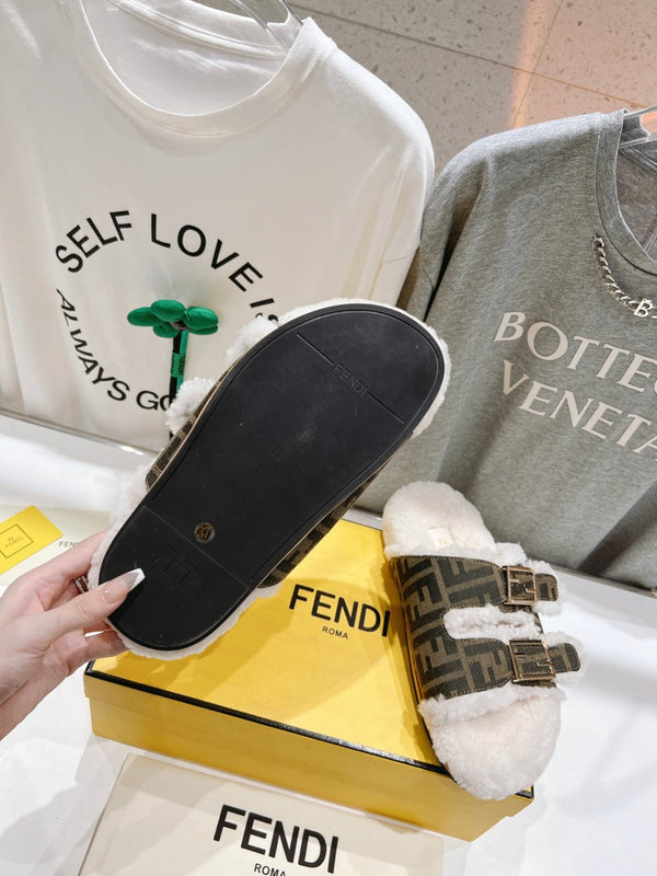 FENDI DAD SANDAL MULE IN BROWN MONOGRAM FF CANVAS WITH WHITE FLEECE