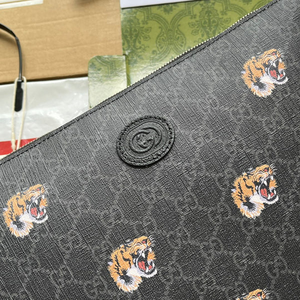 POCHETTE CON STAMPA TIGRE 30 IN TELA MONOGRAMMA NERA