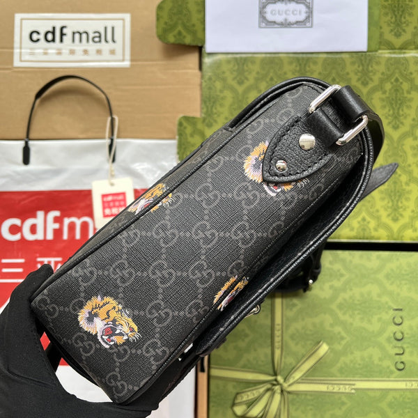 BORSA A MESSAGGIO CON STAMPA TIGRE 28 IN TELA NERA E FINITURE IN PELLE