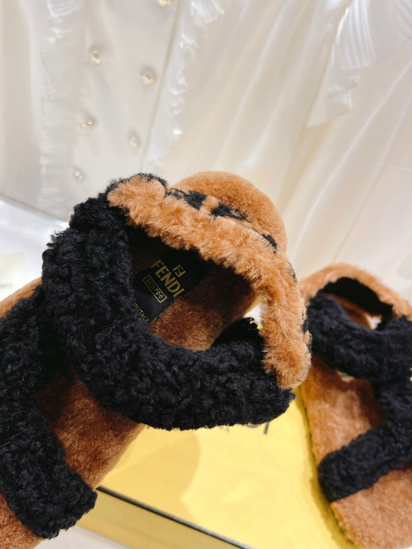 FENDI DAD SANDAL IN BLACK MIX CINNAMON BROWN FLEECE